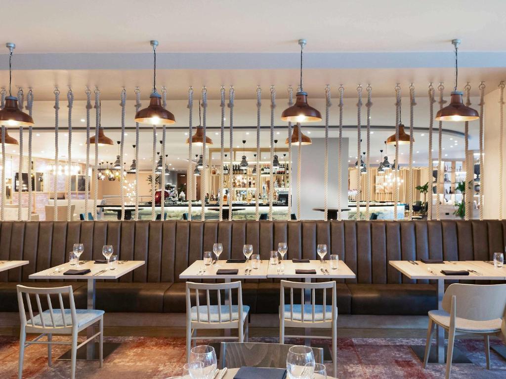 Bar & Lounge with modern ambiance